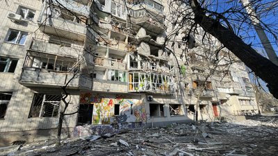 Зруйнована багатоповерхівка та бібліотека: російські окупанти обстрілюють Херсон