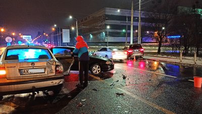 Ожеледиця у Харкові: на одному мосту побилися десять машин Ожеледиця у Харкові: на одному мосту побилися десять машин