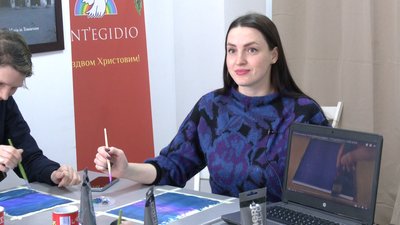 Як у Франківську працює художня майстерня для переселенців з інвалідністю Як у Франківську працює художня майстерня для переселенців з інвалідністю