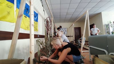 У селі поблизу Луцька волонтери плетуть маскувальні сітки для танкістів У селі поблизу Луцька волонтери плетуть маскувальні сітки для танкістів