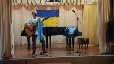 Херсонські музиканти та письменники презентували творчу програму для жителів Чорнобаївки Херсонські музиканти та письменники презентували творчу програму для жителів Чорнобаївки