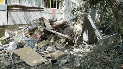 Правило двох стін врятувало від обстрілів подружжя в Чугуєві на Харківщині: фото наслідків Правило двох стін врятувало від обстрілів подружжя в Чугуєві на Харківщині: фото наслідків