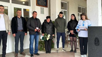 На Закарпатті рідним загиблого на війні прикордонника Владислава Кіша вручили орден "За мужність" III ступеня