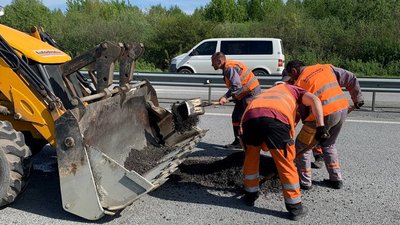 На Житомирщині ліквідовують аварійні вибоїни на дорогах державного значення На Житомирщині ліквідовують аварійні вибоїни на дорогах державного значення