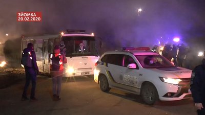 20.02.2020. Автобуси із евакуйованими людьми заїжджає до медцентру 20.02.2020. Автобуси із евакуйованими людьми заїжджає до медцентру