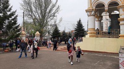 У масках, але не дотримуючись дистанції. Як миколаївці відзначали Великдень