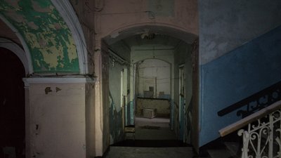 Відновити архітектурну пам’ятку у центрі Харкова, що руйнується після обстрілів, через суд вимагає прокуратура