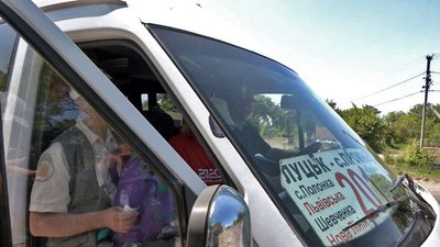 Люди займають чергу на маршрутку: на дачному масиві біля Луцька – проблема з доїздом Люди займають чергу на маршрутку: на дачному масиві біля Луцька – проблема з доїздом