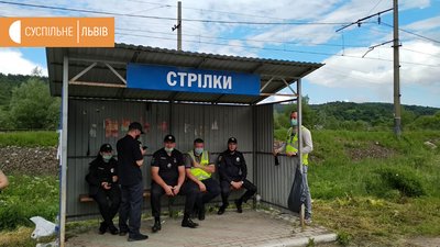 Люди продовжують перекривати дорогу Стрілки-Мшанець, що на Львівщині Люди продовжують перекривати дорогу Стрілки-Мшанець, що на Львівщині