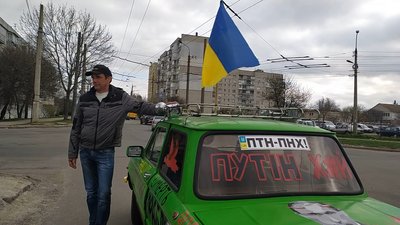 Хмельничани фотографуються із "Запорожцем". Хмельничани фотографуються із "Запорожцем".