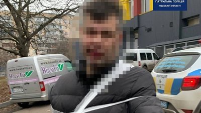 В Одесі чоловік облив бензином автівку й кіоск та погрожував ножем – поліція