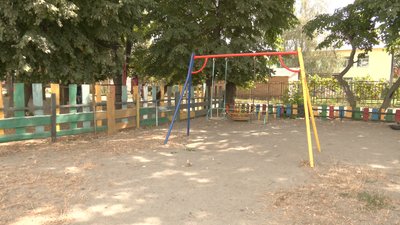 Черкащани самотужки відновлюють дитячий майданчик Черкащани самотужки відновлюють дитячий майданчик