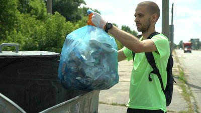 «Це приносить задоволення». Полтавець Дмитро Побоков збирає сміття під час пробіжки «Це приносить задоволення». Полтавець Дмитро Побоков збирає сміття під час пробіжки