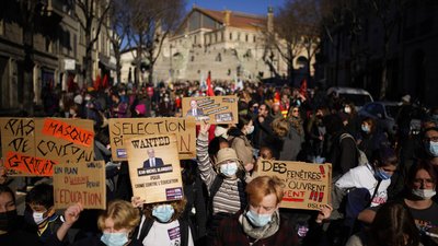 У Франції відбувся масовий страйк вчителів. Вони протестують проти COVID-політики уряду У Франції відбувся масовий страйк вчителів. Вони протестують проти COVID-політики уряду