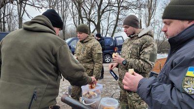 "З військовими ми жартуємо, на оптимізмі все тримається": волонтер Ігор Шевчук про поїздки на схід "З військовими ми жартуємо, на оптимізмі все тримається": волонтер Ігор Шевчук про поїздки на схід