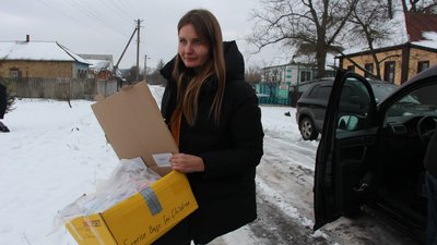 "Я не піддаюся паніці": волонтерка розповіла про свою роботу у прикордонні Сумщини