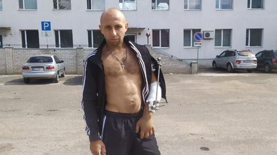 “Все однією рукою встигав”. Історія волонтера з Путивльщини, який після російського обстрілу отримав інвалідність “Все однією рукою встигав”. Історія волонтера з Путивльщини, який після російського обстрілу отримав інвалідність
