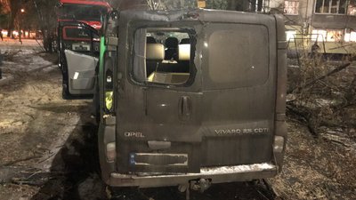 У Харкові жінку затисло в авто повалене дерево