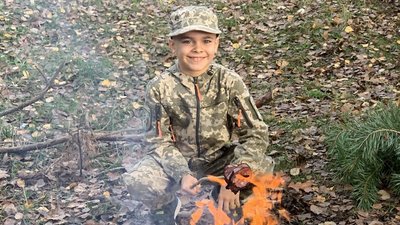 До школяра з Волині, який облаштував блокпост на городі, завітали військові До школяра з Волині, який облаштував блокпост на городі, завітали військові