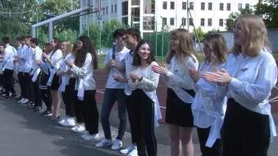 Святкова лінійка. Випускники школи Святкова лінійка. Випускники школи