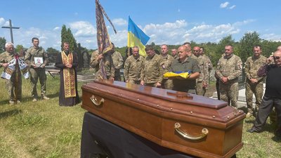 На Тернопільщині прощаються із загиблими військовослужбовцями На Тернопільщині прощаються із загиблими військовослужбовцями