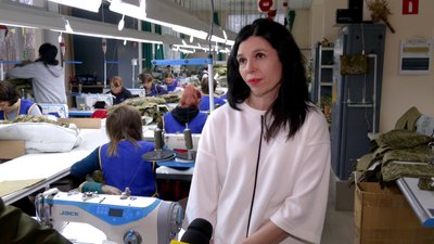 Понад 100 курток на день: у Чернігові підприємство шиє форму для ЗСУ