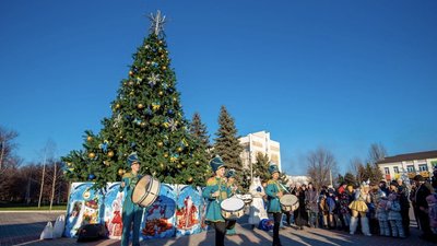 Без головної ялинки. Як виглядають новорічні дерева у Дніпрі та області Без головної ялинки. Як виглядають новорічні дерева у Дніпрі та області