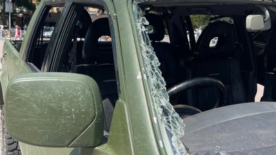 Автомобіль військових, який потрапив під обстріли Автомобіль військових, який потрапив під обстріли