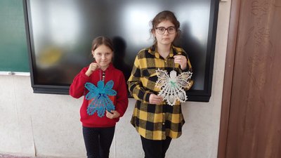 Яскраві й плетені. Жителька Кіровоградщини гачком плете писанки й великодніх курчат