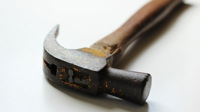 У Запоріжжі чоловік побив молотком колишню співмешканку і намагався вкоротити собі віку