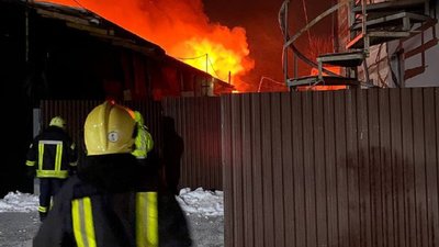 У Луцьку вночі горіли складські приміщення У Луцьку вночі горіли складські приміщення