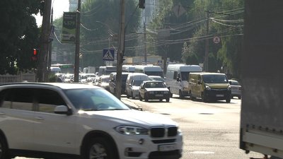 Автівки стоять на світлофорі, 6 вересня 2023, Хмельницький Автівки стоять на світлофорі, 6 вересня 2023, Хмельницький
