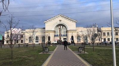 Чому із будівлі вокзалу "Полтава-Південна" прибрали барельєф із гербом СРСР