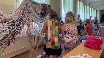 Шиють, в'яжуть, фарбують: у Кривому Розі працює волонтерський центр допомоги військовим