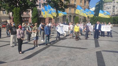У Львові люди вийшли на протест, аби підтримати книгу про Василя Стуса та її автора У Львові люди вийшли на протест, аби підтримати книгу про Василя Стуса та її автора