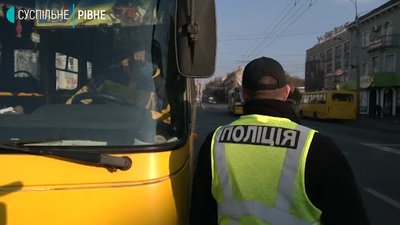 Копи у Рівному перевіряли кількість пасажирів у маршрутках