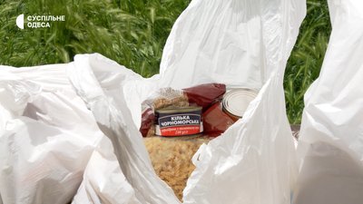 Волонтери в Одесі роздають гуманітарну допомогу людям, евакуйованим із Херсона Волонтери в Одесі роздають гуманітарну допомогу людям, евакуйованим із Херсона