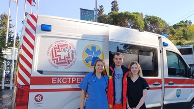 Зі Стамбула до Дніпра: медики першого медоб'єднання Львова транспортували важкохворого пацієнта додому