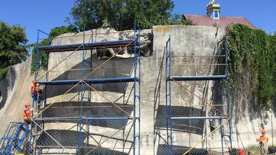 У Києві почали відновлювати горельєф "Стіна Пам‘яті"