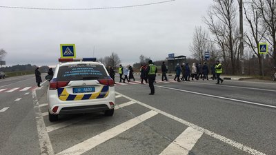 На Львівщині медики перекривають дорогу На Львівщині медики перекривають дорогу