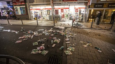 У Німеччині сотні молодиків трощили магазини, постраждала поліція У Німеччині сотні молодиків трощили магазини, постраждала поліція