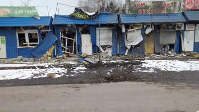 Без тепла, їжі, води й електрики — як виживає місто Ізюм на Харківщині, де стоять російські війська Без тепла, їжі, води й електрики — як виживає місто Ізюм на Харківщині, де стоять російські війська