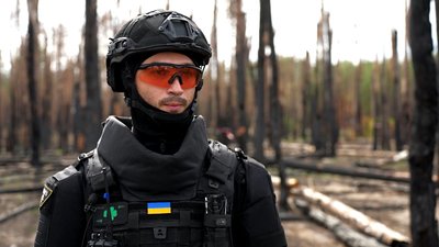 "Голки падають, притрушують". Як розміновують ліс на Донеччині: репортаж "Голки падають, притрушують". Як розміновують ліс на Донеччині: репортаж