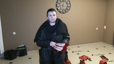П’ятнадцять пар червоного взуття принесли містянки в Черкасах П’ятнадцять пар червоного взуття принесли містянки в Черкасах