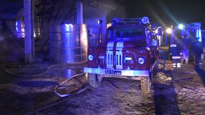 Три з половиною години гасили рятувальники вогонь на фермі на Закарпатті Три з половиною години гасили рятувальники вогонь на фермі на Закарпатті