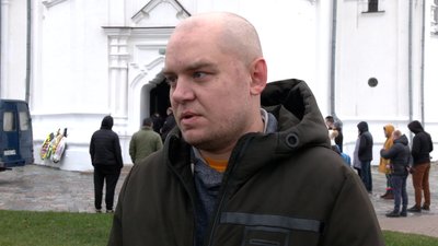 Не міг сидіти вдома, коли в Україні таке коїться: у Чернігові попрощалися з загиблим бійцем Не міг сидіти вдома, коли в Україні таке коїться: у Чернігові попрощалися з загиблим бійцем