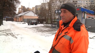 У Житомирі на дороги висипали 217 тонн піскосуміші – як чистять місто від снігу У Житомирі на дороги висипали 217 тонн піскосуміші – як чистять місто від снігу