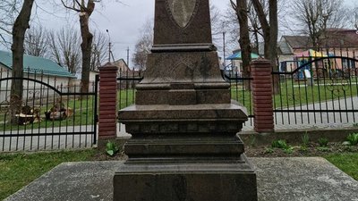 На Тернопільщині з території церкви хочуть перенести пам’ятник радянським солдатам На Тернопільщині з території церкви хочуть перенести пам’ятник радянським солдатам