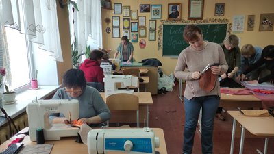 У Полтаві вчителі та волонтери шиють речі для військових