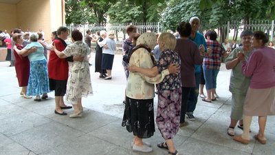 Танцюють всі: на Черкащині для людей поважного віку проводять танцювальні вечори Танцюють всі: на Черкащині для людей поважного віку проводять танцювальні вечори